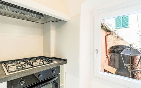 Cà Ninin de Bernà: Wood, Interior Design, Major Appliance, Flooring, Kitchen, Ceiling, Floor, Kitchen Stove, Room, Kitchen Appliance