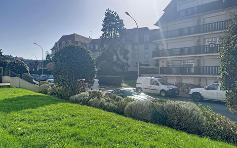 Sand: Shrub, Home, House, Estate, Mansion, Historic House, Villa, Siding