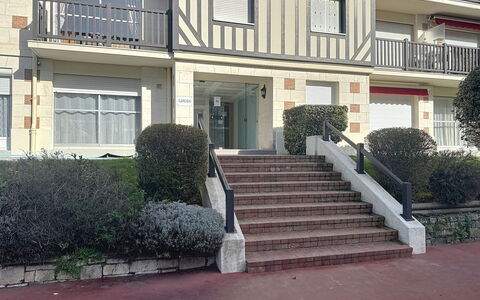 Sand: Shrub, Home, House, Estate, Mansion, Historic House, Villa, Siding