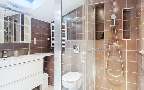 Six Fours la Coudoulière 645: Interior Design, Plumbing Fixture, Flooring, Bathroom, Floor, Ceiling, Plumbing, Tile, Shower, Toilet