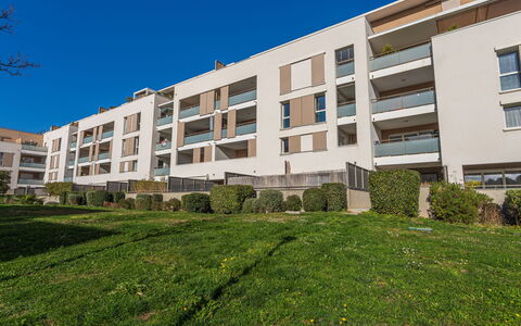 Nouvelles Terres E4: Shrub, Home, House, Estate, Mansion, Historic House, Villa, Siding