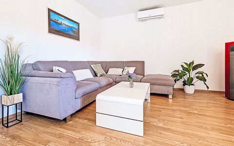 Paz: Furniture, Interior Design, Flooring, Floor, Wood Flooring, Couch, Wood, Living Room, Laminate Flooring, Room