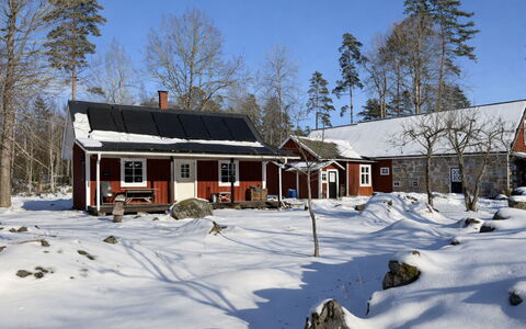 Holmen: Shrub, Home, House, Estate, Mansion, Historic House, Villa, Siding