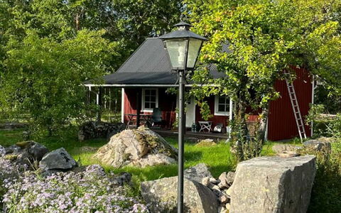 Holmen: Shrub, Cottage, House, Garden, Roof, Home, Groundcover, Rural Area, Spring