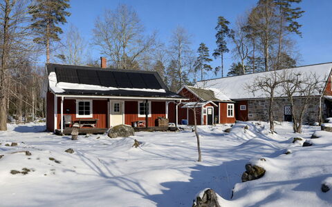 Holmen: Shrub, Home, House, Estate, Mansion, Historic House, Villa, Siding