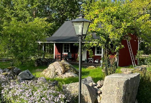 Holmen: Shrub, Cottage, House, Garden, Roof, Home, Groundcover, Rural Area, Spring