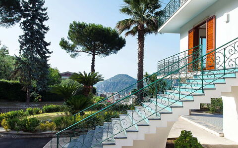 Villa Sam: Handrail, Stairs, Balcony, Baluster, Houseplant