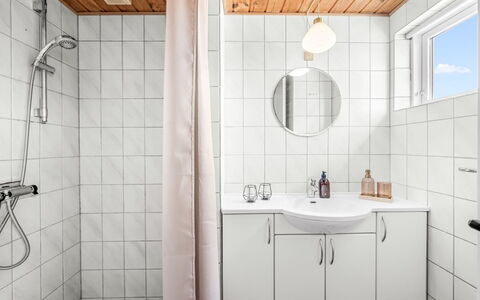 Monna - from the Sea: Plumbing Fixture, Sink, Flooring, Interior Design, Bathroom Sink, Floor, Bathroom, Tap, Plumbing, Room