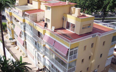 El Junco: Property, Building, Window, Urban Design, Neighbourhood, Residential Area, Landscape, Tree, City, Facade