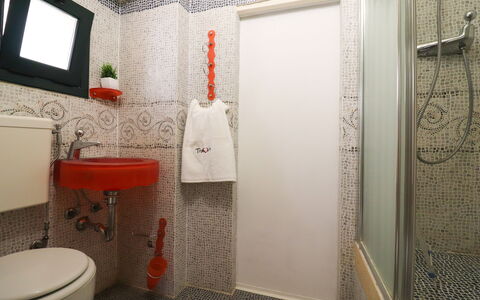 Scilla Centro Storico Otranto: Bathroom, Toilet Seat, Plumbing Fixture, Wall, Toilet, Bathroom Sink, Interior Design, Sink, Floor, Plumbing