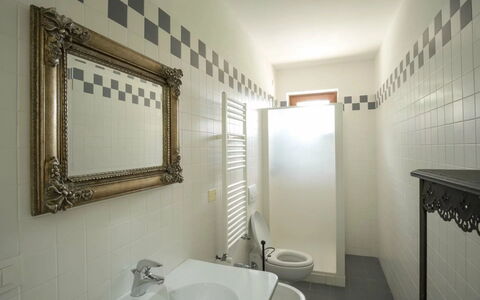 Agriturismo le Case Rosse di Montebuono: Flooring, Floor, Interior Design, Ceiling, Plumbing Fixture, Room, Plumbing, Bathroom, Tile