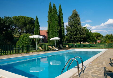 Agriturismo le Case Rosse di Montebuono: Swimming Pool, Outdoor Furniture, Shade, Resort, Eco Hotel, Garden, Estate, Hacienda, Sunlounger, Landscaping
