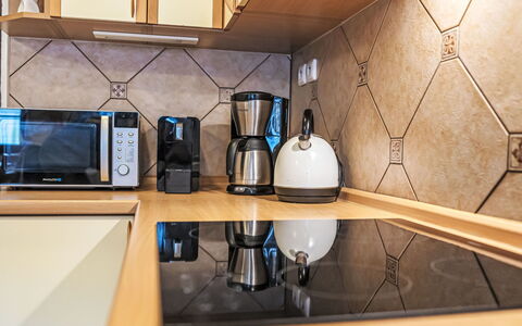Maršovka: Kitchen Appliance, Kitchen, Major Appliance, Countertop, Flooring, Home Appliance, Interior Design, Floor, Cabinetry, Small Appliance