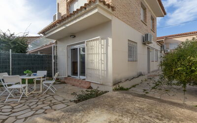 Cambrils 68: Wall, Building, Window, Residential Area, House, Home, Neighbourhood, Facade, Roof, Door