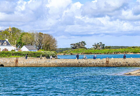 Maison de Saint-Cado: Sky, Water, Water Resources, Body Of Water, Waterway, Watercourse, Summer, Bank, Coastal And Oceanic Landforms, Lake