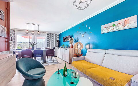 Elioluaso: Furniture, Blue, Interior Design, Wall, Flooring, Ceiling, Floor, Couch, Living Room, Room
