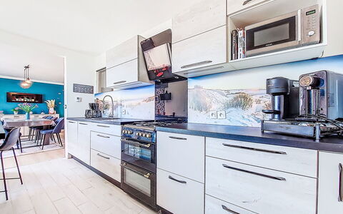 Elioluaso: Kitchen, Major Appliance, Kitchen Appliance, Interior Design, Countertop, Flooring, Furniture, Home Appliance, Cabinetry, Home