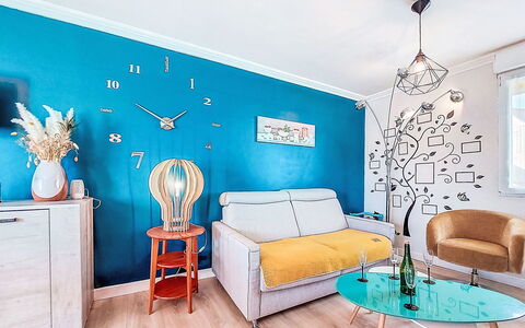 Elioluaso: Furniture, Blue, Interior Design, Wall, Flooring, Floor, Living Room, Room, Lighting, Ceiling