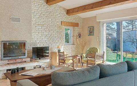 Le Château 3: Furniture, Interior Design, Wall, Flooring, Wood, Ceiling, Floor, Room, Living Room, Couch