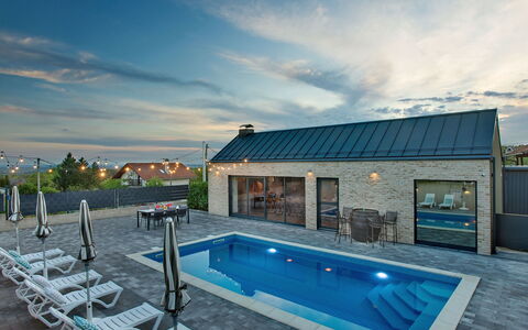 Das Klet: Swimming Pool, Roof, Home, Resort, Cottage, Estate, Eco Hotel, Villa, Hotel, Outdoor Furniture