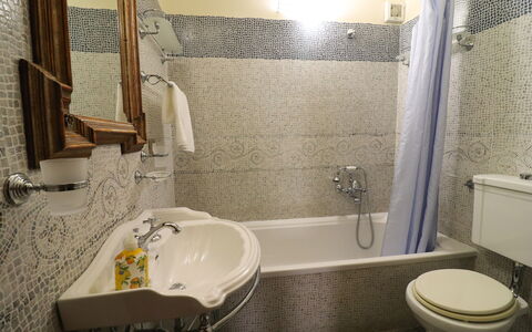 Cariddi Dimora Otranto: Bathroom, Bathroom Sink, Plumbing Fixture, Sink, Interior Design, Tap, Flooring, Bathtub, Plumbing, Floor
