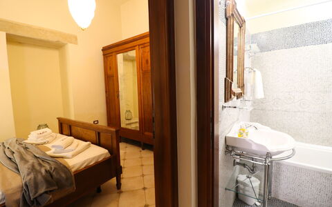 Cariddi Dimora Otranto: Bed, Bedroom, Furniture, Wall, Wood, Interior Design, Floor, Bed Sheet, Flooring, Bedding