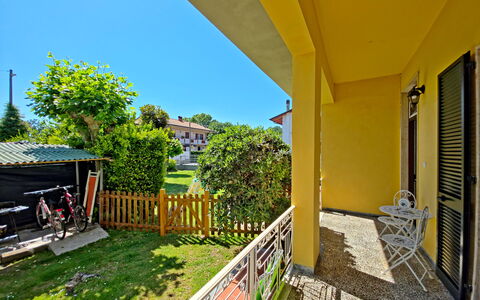 Casa Serena: Balcony, Lawn, Villa