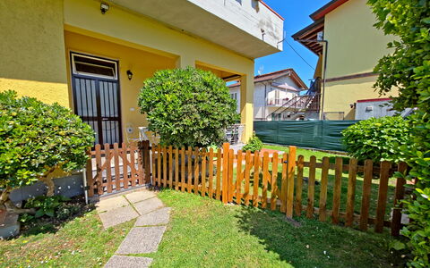Casa Serena: House, Home, Garden, Lawn, Fence, Backyard, Yard, Landscaping, Shade, Home Fencing