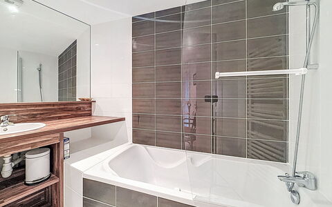 Stella Maris: Bathroom, Plumbing Fixture, Bathtub, Flooring, Interior Design, Floor, Plumbing, Shower, Tap, Composite Material