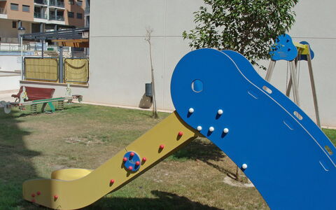 Tamarindo: Wood, Tree, Window, Grass, Leisure, Chute, Plant, Recreation, Art, Urban Design