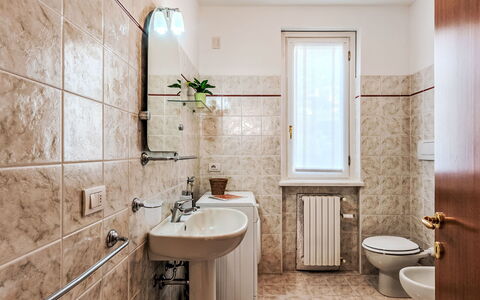 Casa Molgisio: Plumbing Fixture, Flooring, Bathroom, Toilet Seat, Bathroom Sink, Toilet, Sink, Floor, Interior Design, Tap