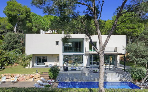 Villa Luminosa: Residential Area, Home, House, Estate, Urban Design, Apartment, Balcony, Shade, Landscaping, Villa