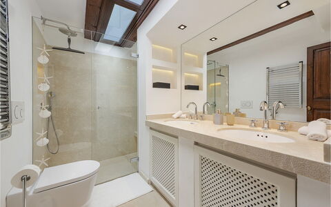 Can Cabana: Bathroom, Plumbing Fixture, Bathroom Sink, Interior Design, Flooring, Sink, Floor, Bathroom Cabinet, Tap, Ceiling