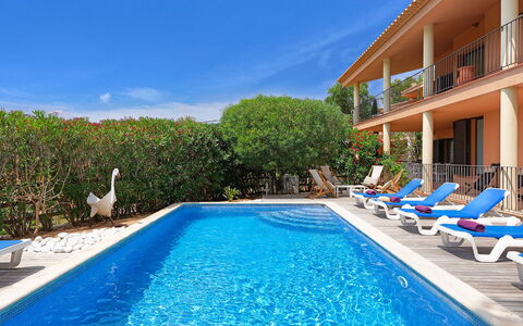 Villa Tamariu: Swimming Pool, Resort, Outdoor Furniture, Leisure, Vacation, Eco Hotel, Villa, Sunlounger, Hacienda, Hotel