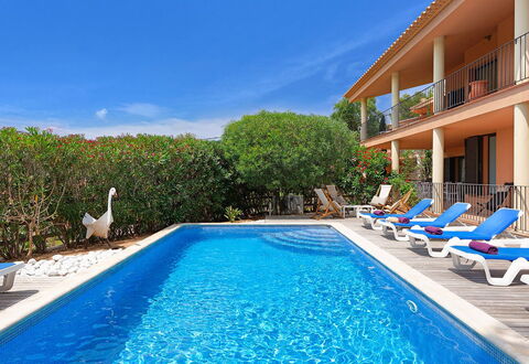 Villa Tamariu: Swimming Pool, Resort, Outdoor Furniture, Leisure, Vacation, Eco Hotel, Villa, Sunlounger, Hacienda, Hotel