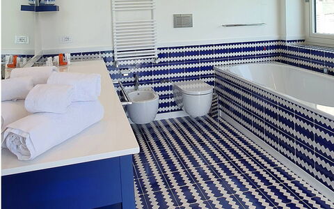 Casa Blue Dream: Blue, Flooring, Floor, Interior Design, Tile, Composite Material, Design, Plumbing Fixture, Bathroom