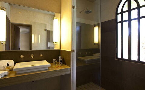 Villa Orange Trees: Bathroom Sink, Wall, Plumbing Fixture, Bathroom, Sink, Flooring, Interior Design, Floor, Tap, Mirror