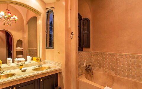 Dar Maril: Bathroom Sink, Interior Design, Plumbing Fixture, Wall, Flooring, Sink, Bathroom, Floor, Bathroom Cabinet, Tap