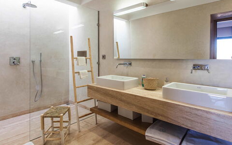 Villa Delizia: Flooring, Interior Design, Floor, Plumbing Fixture, Wall, Bathroom Sink, Bathroom, Wood, Sink, Tap