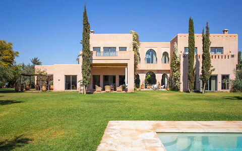 Villa Elio: Tree, Residential Area, Home, Architecture, House, Estate, Land Lot, Garden, Mansion