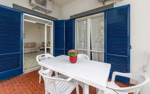 Casa Iago: Flooring, Floor, Apartment, Shade, Tile, Houseplant, Balcony, Outdoor Furniture, Flowerpot, Home Door