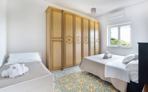 Casa Iago: Floor, Flooring, Interior Design, Room, Apartment, Bedroom, Ceiling, Bed, Molding, Bedding