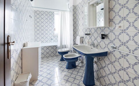 Casa Iago: Flooring, Floor, Tile, Plumbing Fixture, Bathroom, Plumbing, Tap, Design, Sink