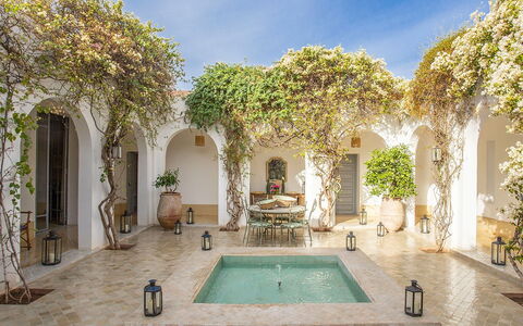Villa Mauri: Arch, Flowerpot, Estate, Courtyard, Hacienda, Houseplant, Garden, Mansion, Design, Water Feature
