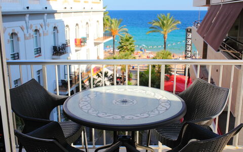 Giner: Table, Furniture, Sky, Property, Building, Chair, Water, Outdoor Table, Outdoor Furniture, Shade