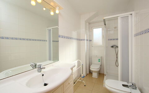 Giner: Bathroom, Property, Room, Tap, Interior Design, Plumbing Fixture, Real Estate, Architecture, Building, Tile