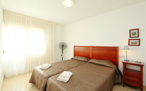 Giner: Bedroom, Room, Bed, Furniture, Bed Sheet, Property, Bedding, Bed Frame, Interior Design, Floor