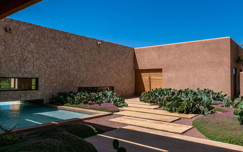 Villa Amrabat: Wall, Architecture, Garden, Shrub, Composite Material, Landscaping, Concrete, Estate, Shade, Courtyard