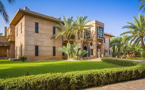 Le Palais du Roi: Tree, Residential Area, Home, Architecture, House, Estate, Mansion, Resort, Garden