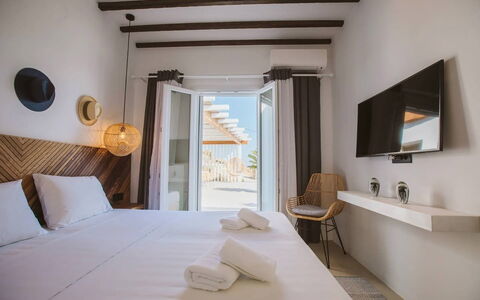 Villa Sonia: Shade, Balcony, Outdoor Furniture, Stairs